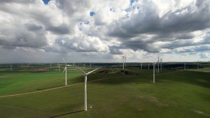 草原上风力发电机场的鸟瞰图