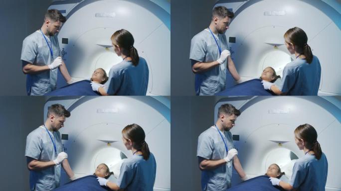 医生向小女孩解释MRI手术过程