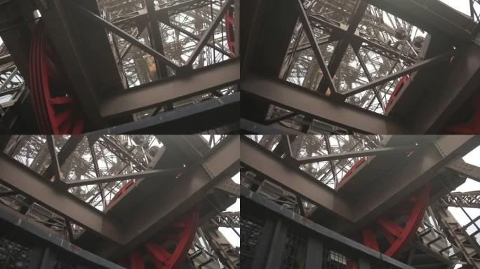 法国巴黎埃菲尔铁塔内部的电梯轮子。