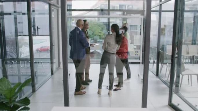 笔记本电脑显示绿屏复制空间，一群不同的商务人士在办公室的玻璃墙上进行计划和集思广益，背景为背景。宣传