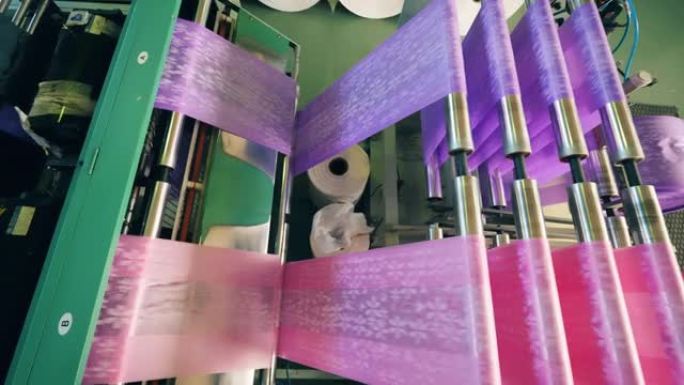 彩色塑料袋制造机的俯视图。聚乙烯薄膜生产工艺。