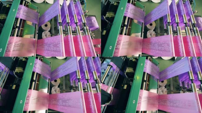 彩色塑料袋制造机的俯视图。聚乙烯薄膜生产工艺。