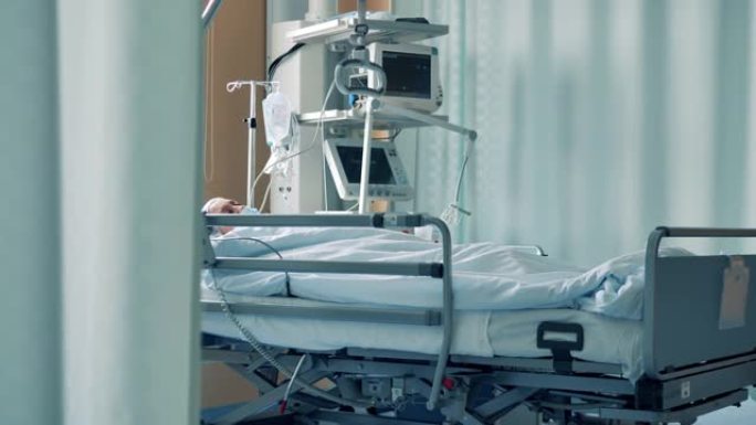 一名住院病人躺在床上的医疗病房