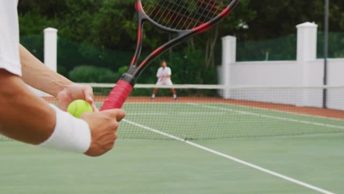 网球运动员做服务