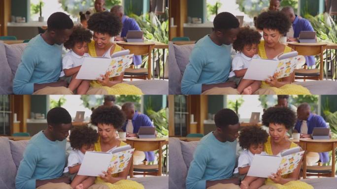 多代家庭，父母坐在家里的沙发上给儿子和祖父读书，帮助孙女做背景作业-慢动作拍摄