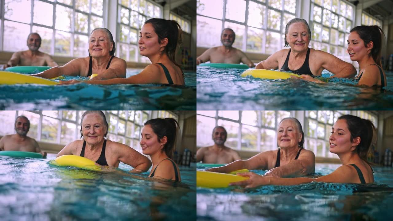 教练指导老年女子与泳池面条健美操课一起锻炼