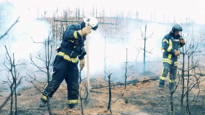 男消防员正在扑灭残余森林大火