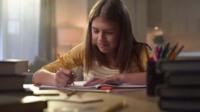 一个年轻女孩独自坐在家里做作业的4k视频片段