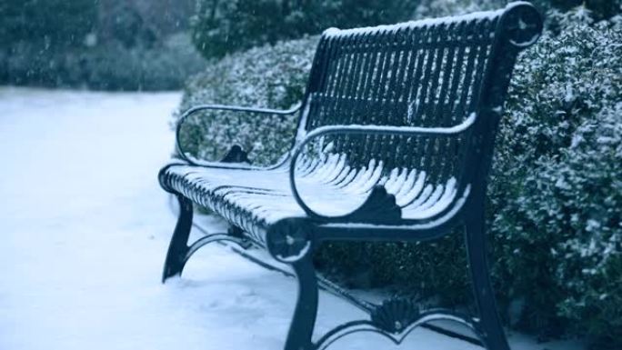 冬天下雪的椅子雪景户外唯美空镜中雪