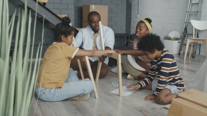 黑人家庭将木椅组装在一起