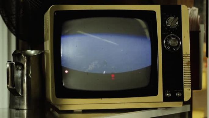 登月任务，阿波罗火箭舞台分离，如复古电视上所见。NASA提供的这段视频的元素。