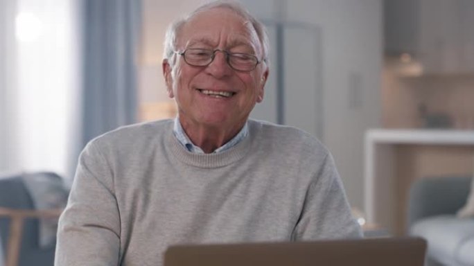 一名男子使用笔记本电脑并在家里微笑的4k录像