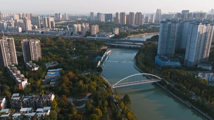 中国四川河边成都城市城市景观美丽的空中秋景