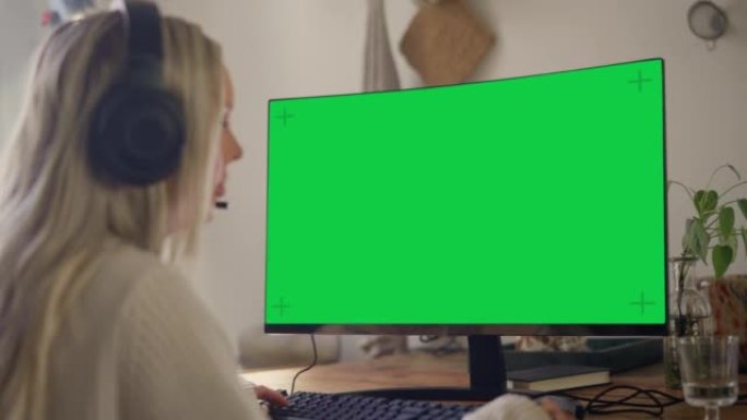 带色度键的电脑显示器-玩电脑游戏的女人