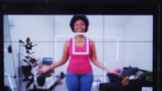 非裔美国女性大码视频记录器录制了一段关于锻炼的视频