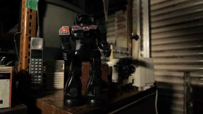 布宜诺斯艾利斯巴勒莫区一家古董店里的旧玩具机器人。