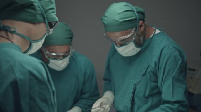医疗队在手术室进行外科手术，特写