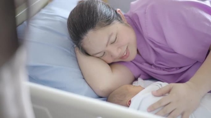 母亲带着婴儿带着爱，分娩后在医院接受治疗