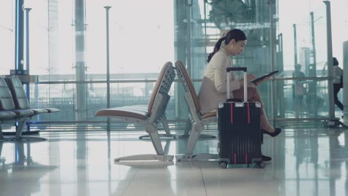 机场年轻的亚洲女乘客