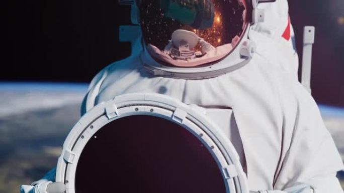 宇航员手持圆形色度键，在外层空间对抗地球