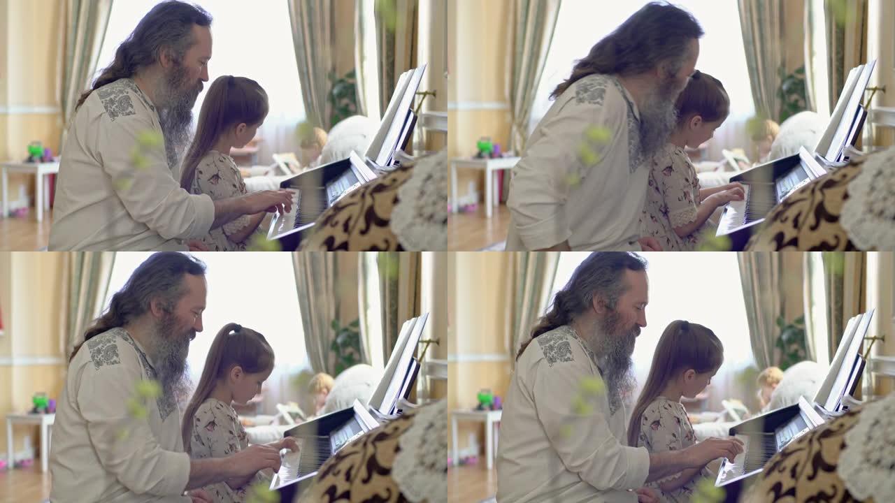 年迈的父亲和女儿一起弹钢琴