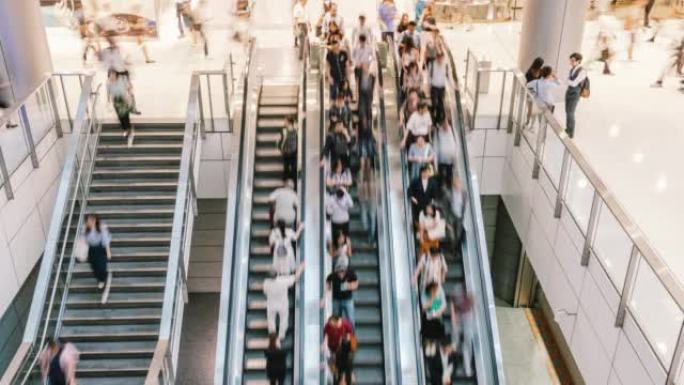 香港地铁自动扶梯高峰时段乘客和游客步行的时间流逝