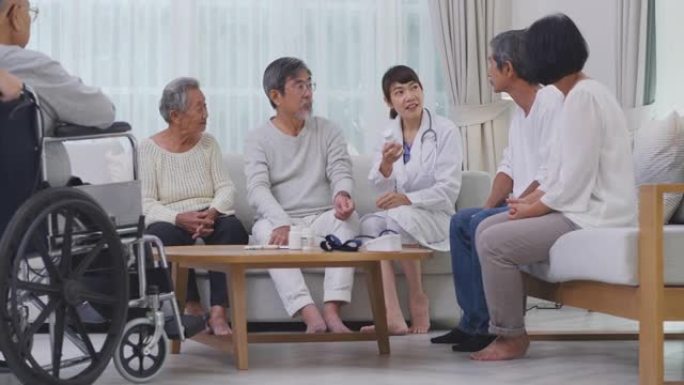 组亚洲高级成人年龄60-70岁听亚洲年轻女医生解释医学和在疗养院的医疗咨询。家庭保健概念。
