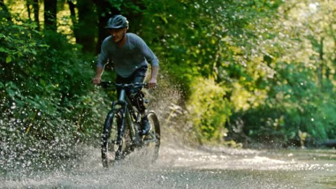 超级SLO MO MTB骑自行车的人在溪流中骑行