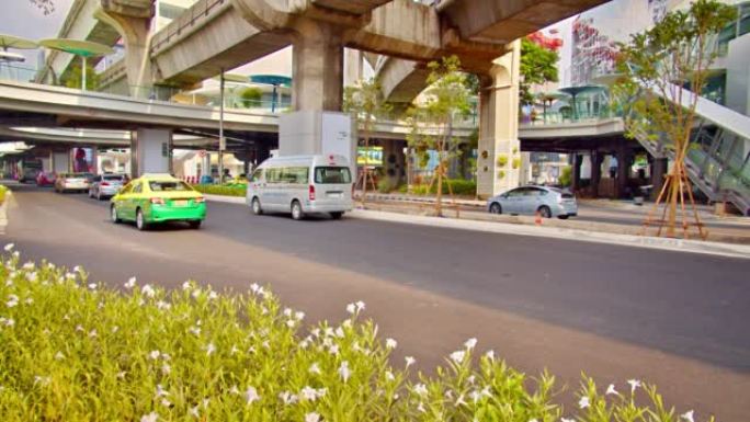 曼谷中心。BTS。花。绿色现代城市