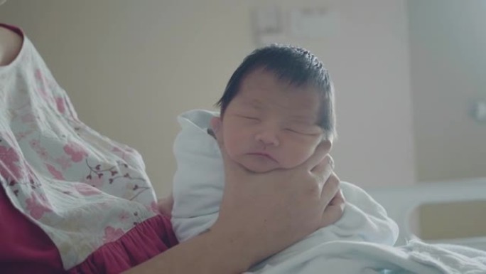 母亲带着新生婴儿住院。