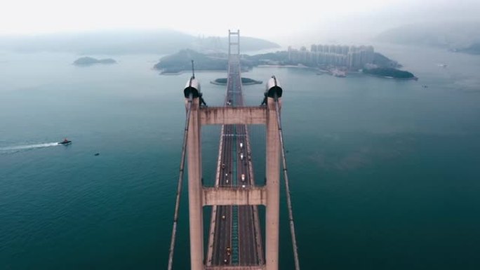 在有雾的日子，香港青衣的巨型青马大桥