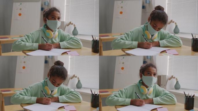 非裔美国人11岁女孩在课堂上戴口罩