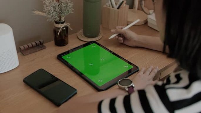 女性使用绿屏。平板电脑ipad绿幕绿屏抠