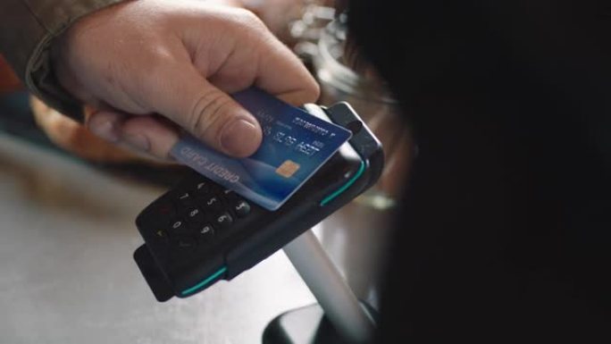 关闭使用信用卡支付的客户在咖啡馆使用非接触式支付在餐厅咖啡店通过无线交易花钱