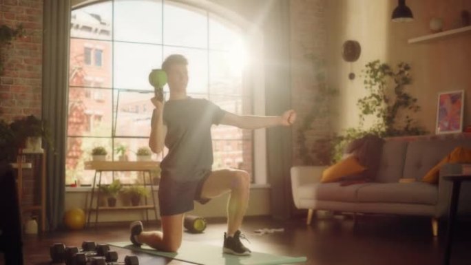 强壮的运动健美的年轻人单膝站立，举起沉重的壶铃，在阳光公寓的家中进行晨练时进行核心强化锻炼。健康和健