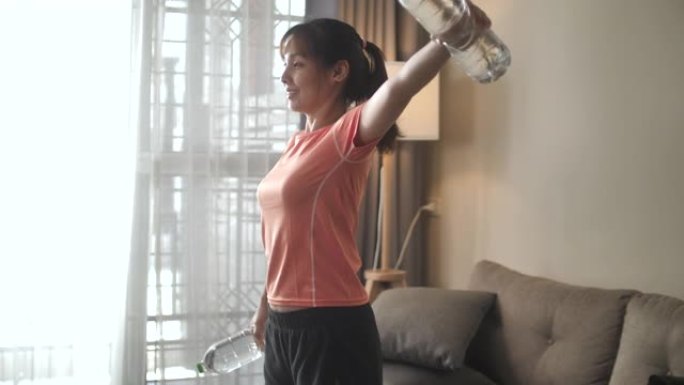 亚洲女人男人在家用水瓶做运动