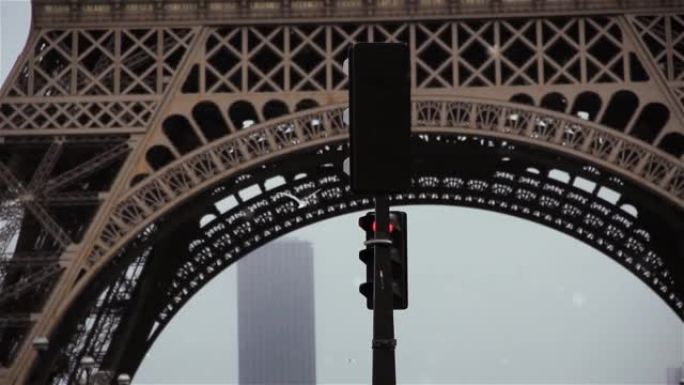 从耶拿桥看到埃菲尔铁塔的底部在法国巴黎的一个大雾日期间，在背景中可以看到蒙帕纳斯塔。