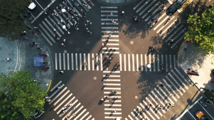 城市街道交叉口人来人往行人路人四岔路口