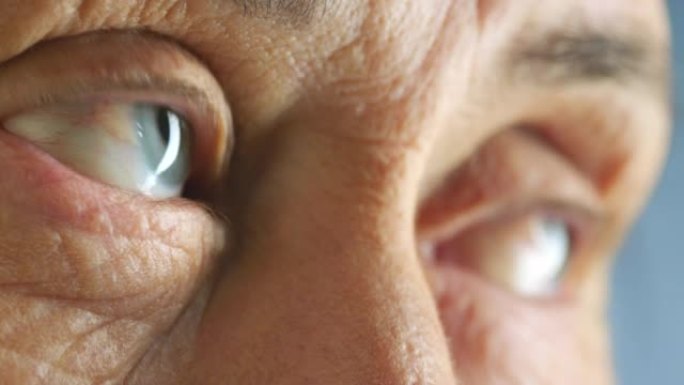 老年人，眼睛和精神恶化影响老年妇女的视力，在患有痴呆症或阿尔茨海默氏症，健忘和记忆力减退时思考记忆并