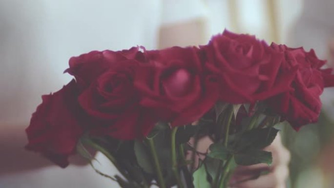 花瓶里的红玫瑰居家
