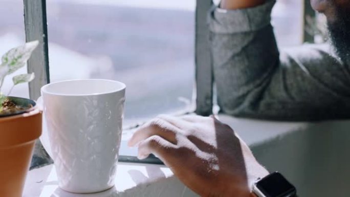 咖啡，手和男人在办公室的窗户旁检查电话，或在早晨休息时放松身心，进行网络交流并在线搜索社交媒体。黑人