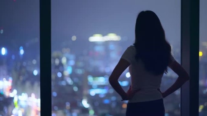 亚洲妇女站在窗边