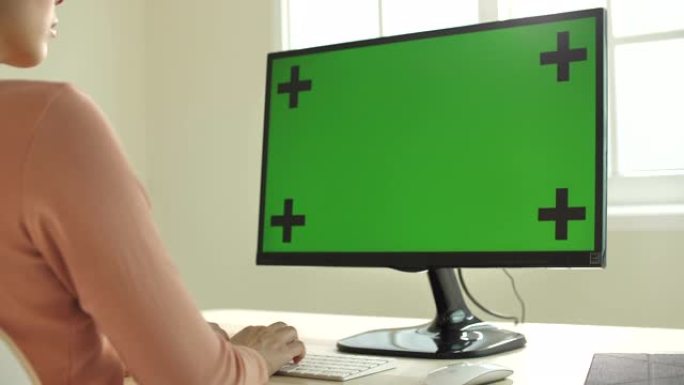 女人使用绿屏电脑绿屏抠像办公
