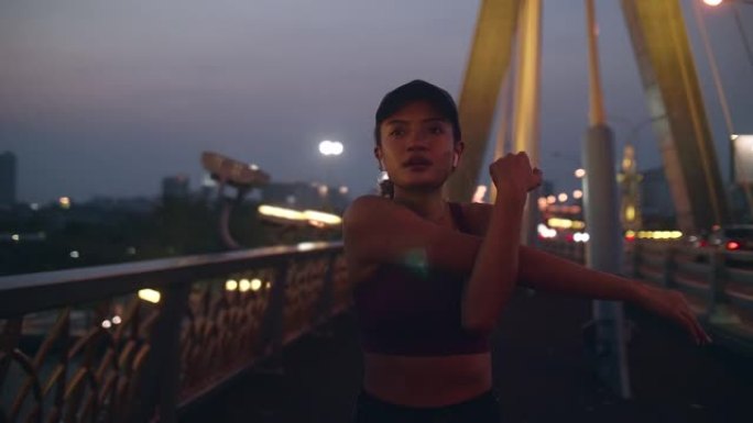 亚洲妇女在夜间跑步锻炼