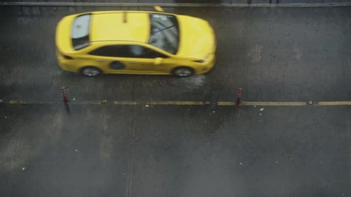 陆地车辆在雨中行驶的城市交通鸟瞰图
