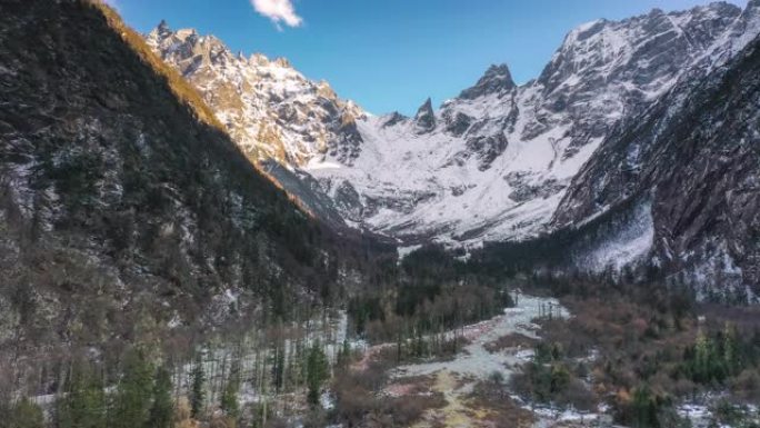 雪山下的山谷有生态之美