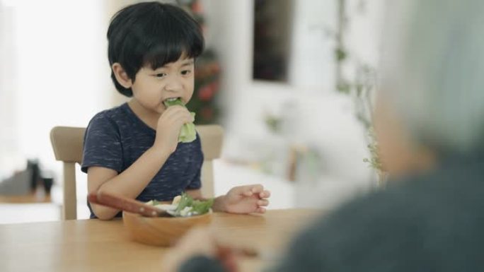 男孩和祖母喜欢吃饭。