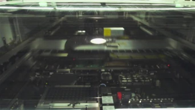 芯片贴片机贴片机贴装、印刷电路板组装和生产过程使用取置机。电脑厂。内饰。特写。