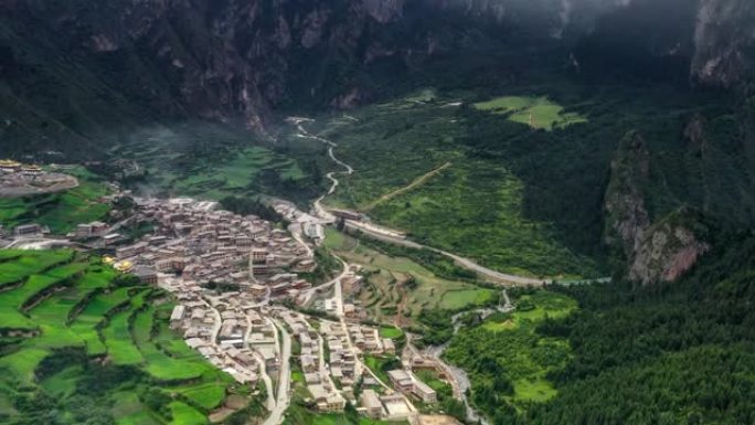 甘南山脉的藏族村庄