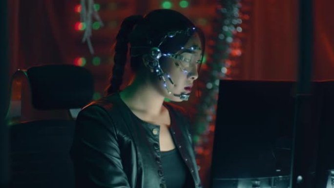 专注的赛博朋克女孩，戴着黑色皮夹克的耳机，在电脑上工作